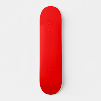 Skateboard rojo en blanco que diseña cualquier est