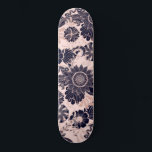 Skateboard Rosa de la Marina Girly Purpurina de oro Ilustraci<br><div class="desc">Este elegante diseño de moda es una hermosa representación del arte moderno y ondulado. En él se exhiben impresiones falsas de un purpurina dorado brillante rosa con hojas delineadas y un patrón de ilustracion floral lleno de azul marino oscuro sobre un fondo rosa muy sencillo. Es un diseño artístico, glamuroso,...</div>