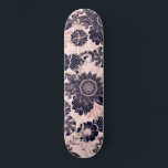 Skateboard Rosa de la Marina Girly Purpurina de oro Ilustraci<br><div class="desc">Este elegante diseño de moda es una hermosa representación del arte moderno y ondulado. En él se exhiben impresiones falsas de un purpurina dorado brillante rosa con hojas delineadas y un patrón de ilustracion floral lleno de azul marino oscuro sobre un fondo rosa muy sencillo. Es un diseño artístico, glamuroso,...</div>