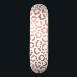 Skateboard Rosa de moda Leopardo de oro Impresión de animales<br><div class="desc">Este elegante diseño de moda es perfecto para la moderna moda. Tiene una impresión falsa de un animal de safari de leopardo y chita de rosa dorado sobre un simple fondo blanco. ¡Es bonito, linda y de moda! ***NOTA DE DISEÑO IMPORTANTE: Para cualquier solicitud de diseño personalizado, como solicitudes de...</div>