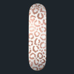 Skateboard Rosa de moda Leopardo de oro Impresión de animales<br><div class="desc">Este elegante diseño de moda es perfecto para la moderna moda. Tiene una impresión falsa de un animal de safari de leopardo y chita de rosa dorado sobre un simple fondo blanco. ¡Es bonito, linda y de moda! ***NOTA DE DISEÑO IMPORTANTE: Para cualquier solicitud de diseño personalizado, como solicitudes de...</div>