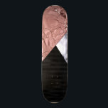 Skateboard Rosa de Moda moderna oro negro mármol geométrico<br><div class="desc">Este moderno, moda y elegante rosa impreso en falso oro, rayas de satén negras y mármol blanco y negro triangular geométrico es perfecto para el individuo contemporáneo y moderno. ***NOTA DE DISEÑO IMPORTANTE: Para cualquier solicitud de diseño personalizado, como solicitudes de productos coincidentes, cambios de color, cambios de posición o...</div>