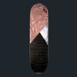Skateboard Rosa de Moda moderna oro negro mármol geométrico<br><div class="desc">Este moderno, moda y elegante rosa impreso en falso oro, rayas de satén negras y mármol blanco y negro triangular geométrico es perfecto para el individuo contemporáneo y moderno. ***NOTA DE DISEÑO IMPORTANTE: Para cualquier solicitud de diseño personalizado, como solicitudes de productos coincidentes, cambios de color, cambios de posición o...</div>