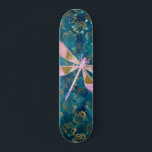 Skateboard Rosa Dragonfly de oro sobre fondo floral turquesa<br><div class="desc">Rosa - Rosa de la libélula de oro sobre fondo de la naturaleza floral turquesa. El fondo de Aqua Blue contiene flores y Petales Rosas de Relieve metalizado dorado y viveza en el patrón.</div>