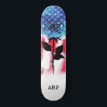 Skateboard *~* ROSA militar Bandera Azul Blanco Rojo<br><div class="desc">*Refuerzo energético / imbuye la silueta de ROSA LONG STEM en la bandera de Estados Unidos * Bandera Patriótica Americana con silueta de ROSA q LONG STEM . ... Este diseño presenta la bandera estadounidense de los Estados Unidos, también conocida como "Vieja Gloria" y "Estrellas". El diseño de la bandera...</div>