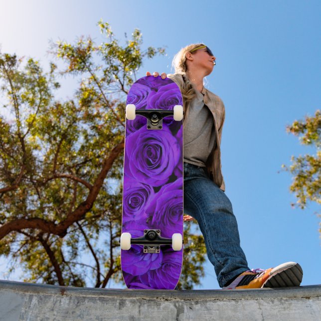 Skateboard Rosa morado, flores azul violeta vibrante (Exterior 1)