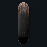 Skateboard Rosa negro de lujo dorado Purpurina elegante<br><div class="desc">Este lujoso y glamuroso estampado es el diseño perfecto para la mujer de moda y elegante. Presenta una falsa cortina rosa purpurina dorada brillante con una falsa tipografía purpurina sobre un simple fondo negro. Es un elegante, moda, moderno y moderno diseño de estilo bling con un ambiente de Hollywood. ***NOTA...</div>