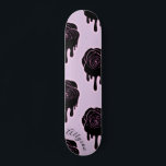 Skateboard Rosa negro goteo y Chicas nombran a chica rosada<br><div class="desc">Este divertido skateboard con diseño de goteo de rosa y nombre personalizado sería un regalo maravilloso para alguien que está en patinaje! Añade fácilmente el nombre deseado haciendo clic en la opción "personalizar esta plantilla".</div>