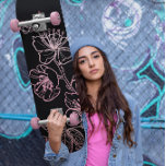 Skateboard Rosa Oro Rubor Color rosa Negro Floral Line Art<br><div class="desc">Rosa de flores de cerezo de línea rosa rubor dorado sobre un fondo negro. Elegante diseño femenino.</div>