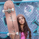 Skateboard Rosa Purpurina de Relieve metalizado de oro Monogr<br><div class="desc">Este diseño se puede personalizar eligiendo la opción personalizar para añadir texto o realizar otros cambios. Si este producto tiene la opción de transferir el diseño a otro artículo, asegúrese de ajustar el diseño para que se ajuste si es necesario. Contáctame en colorflowcreations@gmail.com si deseas tener este diseño en otro...</div>