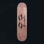 Skateboard Rosa Purpurina dorado Esparkle Eyelashes Monograma<br><div class="desc">Rosa Relieve metalizado de imitación dorada Purpurina de espuma metálica cepillado Nombre de monograma Metalizado y pestañas iniciales (pestañas), Extensiones de pestañas y tablero de patinaje rosa Rubor Oyes. Esto hace que el dulce perfecto cumpleaños 16, boda, ducha de novia, aniversario, ducha de bebé o fiesta de soltera sea regalo...</div>
