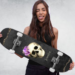 Skateboard Rosas morados de cráneo gótico personalizados<br><div class="desc">Esta patineta es la combinación perfecta de estilo y rendimiento. El fondo oscuro y el cráneo gótico con diseño de rosas morados le dan un aspecto único y atrevido a su viaje. Personaliza con tu nombre.</div>