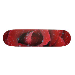 Skateboard Rosas rojas cubiertas adornan el sitio de la tumba
