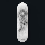 Skateboard *~* Sagrado chamán tribal chamán chamán chamán cha<br><div class="desc">* Western BOHO American Watercolor Abstract Dream Catcher Journey con encantadoras plumas como símbolo chamánico para un diseño nativo americano de Healer espiritual Healer o BOHEMIAM. * . *** Los colores son blandas BLANCO NEGRO y GRIS .. Este espíritu basado en el esotérico popular boho creativo abstracto dreamcatcher moderno y...</div>