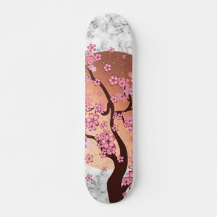 Skateboard Sakura floreciente sobre sol dorado en mármol