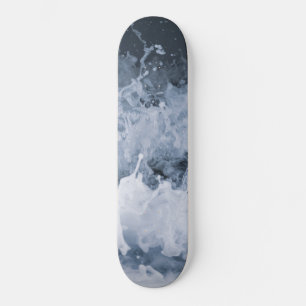 Skateboard Salpicadura de ola del océano primer plano 1