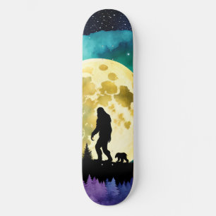 Skateboard Sasquatch y Bear caminando por la montaña