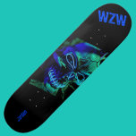 Skateboard Scary Badass Neon Blue Skull Monograma<br><div class="desc">Se presenta un cráneo espeluznante de neón azul eléctrico y verde verde azulado centrado en un fondo negro, dejando espacio en ambos extremos para un nombre y un monograma con un rico azul y un atractivo tipo de letra Erosion. Fantástico para Halloween, día de muertos / día de muertos Y...</div>