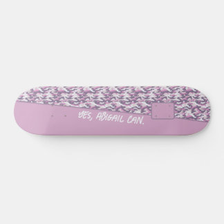 Skateboard Semi Camuflaje Gris y Rosa Tu Texto