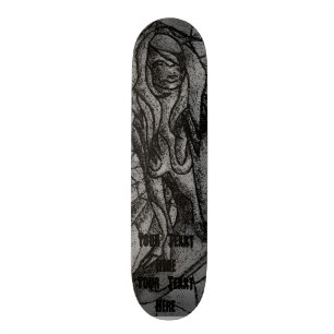 Skateboard señora de presentación blanco y negro del arte