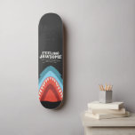 Skateboard Sensación de la divertida playa de veranos Puns de<br><div class="desc">Obtén esta impresión gráfica de VACACIONES en la PLAYA DE SURFBOARD SURFBOARD FUNNY SHARK, es una adición perfecta a tu guardarropa de verano y es para los surfistas, los amantes de los deportes náuticos o los amantes de la playa a los que les encanta ir a la playa y pasear...</div>