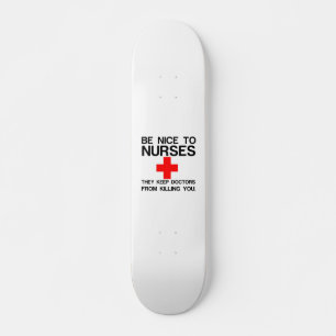 SKATEBOARD SER AGRADABLE CON LAS ENFERMERAS QUE MANTIENEN MÉD