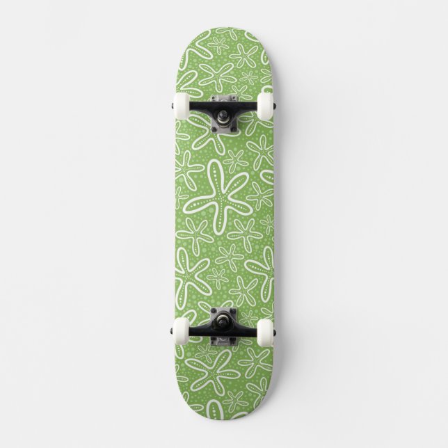 Skateboard Shell modela en fondo manchado (Anverso)