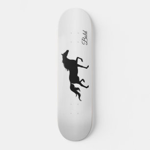 Skateboard Silueta de caballo negro elegante sobre gradiente 