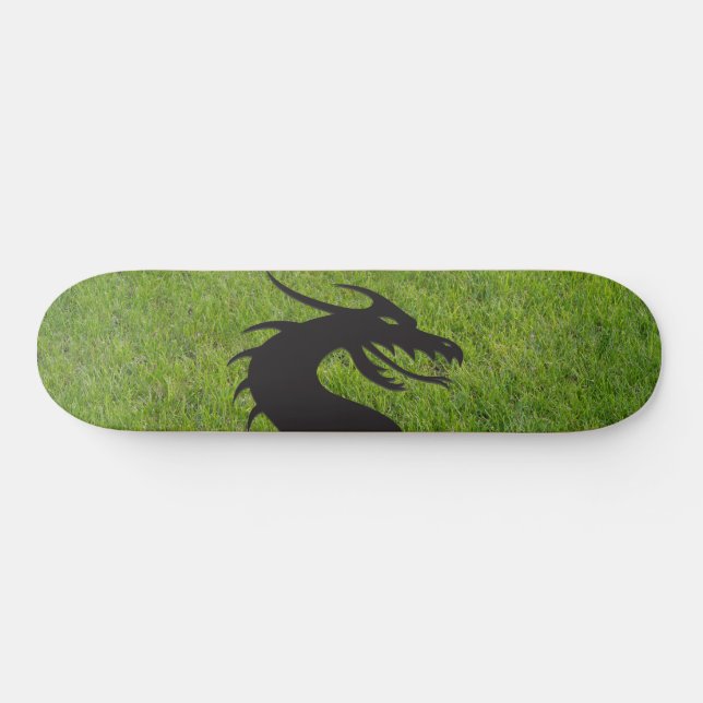 Skateboard Silueta de dragón, con césped en el fondo, (Horz)
