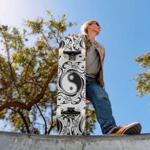 Skateboard Símbolo de Yin y Yang en estilo de tatuaje en blan