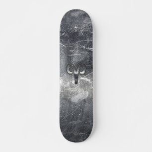 Skateboard Símbolo zodiaco de Aries en estilo con problemas d