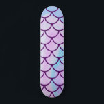 Skateboard Sirena iridiscente holográfica escalas rosadas<br><div class="desc">¡Este bonito skateboard sería un regalo maravilloso para los amantes de las sirenas!</div>