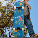 Skateboard Skyboard Blue Daisy Vintage Bouquet Pattern<br><div class="desc">Skateboard Blue Daisy Vintage Bouquet Pattern. Diseño de patrones de flores dulces,  femeninas,  onduladas y elegantes por Dreaming Cocoon. Personaliza esta cubierta de skateboard como un regalo maravilloso para un chica deportivo que ama el cielo azul,  el océano azul y los colores azules.</div>
