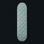 Skateboard Skyboard del patrón del avión retro<br><div class="desc">Abróchense el cinturón de seguridad. Este Skateboard del Patrón del Avión Retro está listo para el despegue. El diseño presenta líneas de aviones rojos, azules reales y blancos modernos de mediados de siglo que sobrevuelan un fondo azul de acero. Delgadas rayas de naranja, verde limón y gris, así como líneas...</div>