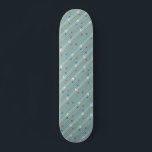 Skateboard Skyboard del patrón del avión retro<br><div class="desc">Abróchense el cinturón de seguridad. Este Skateboard del Patrón del Avión Retro está listo para el despegue. El diseño presenta líneas de aviones rojos, azules reales y blancos modernos de mediados de siglo que sobrevuelan un fondo azul de acero. Delgadas rayas de naranja, verde limón y gris, así como líneas...</div>