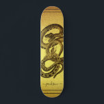 Skateboard Snakes Personalized Faux Relieve metalizado dorado<br><div class="desc">Un skateboard único con dos serpientes enredadas y tu nombre personalizado en un guión con un fondo de Relieve metalizado de oro falso. llamativo y atrevido.</div>