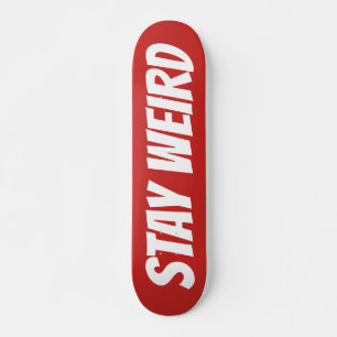 Skateboard STAY WEIRD texto en negrita diseño de tablero de 