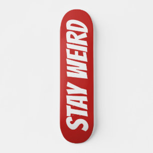 Skateboard STAY WEIRD texto en negrita diseño de tablero de s