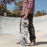 Skateboard Su (corto) nombre está por todo esto<br><div class="desc">Crea una cubierta de patinaje muy personalizada. Su nombre personalizado aparece en todo este tablero en un collage de diferentes tipos de letra y estilos de letras. Las letras negras se colocan sobre un fondo blanco. Este estilo es ideal para nombres de longitud más corta de hasta 4 letras para...</div>