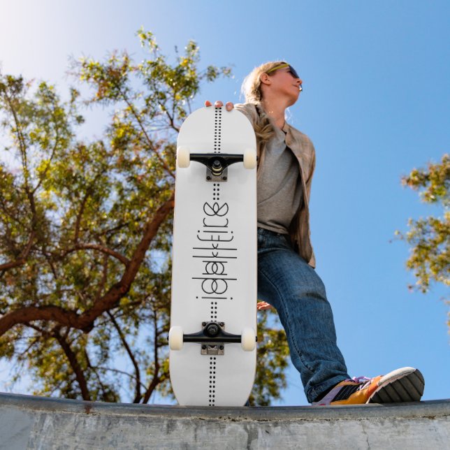Skateboard Su nombre como glifos alienígenas blanco único (Exterior 1)