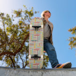 Skateboard Su nombre (de longitud media) está en todo esto<br><div class="desc">Crea una cubierta de patinaje muy personalizada. Su nombre personalizado aparece en todo este tablero en un collage de diferentes tipos de letra y estilos de letras. El rojo, el amarillo, el naranja, el verde limón, el turquesa, el rosa y el violeta se colocan sobre un fondo de color crema...</div>