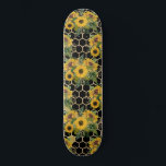 Skateboard Sunflowers Honeycomb Patrón floral Negro<br><div class="desc">Este diseño presenta ramos de girasol amarillo y un patrón hexagonal de abeja dorado sobre un fondo negro.</div>