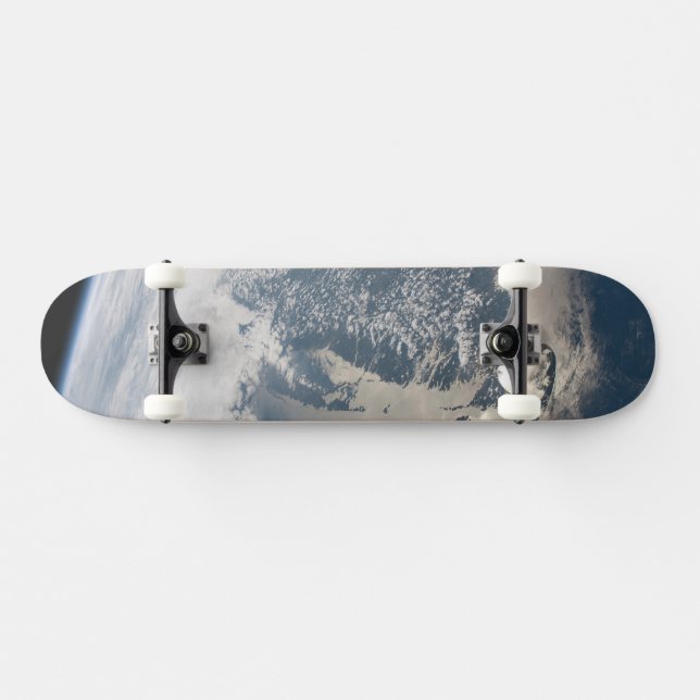 Skateboard Sunglint En Las Aguas De La Tierra. (Horz)