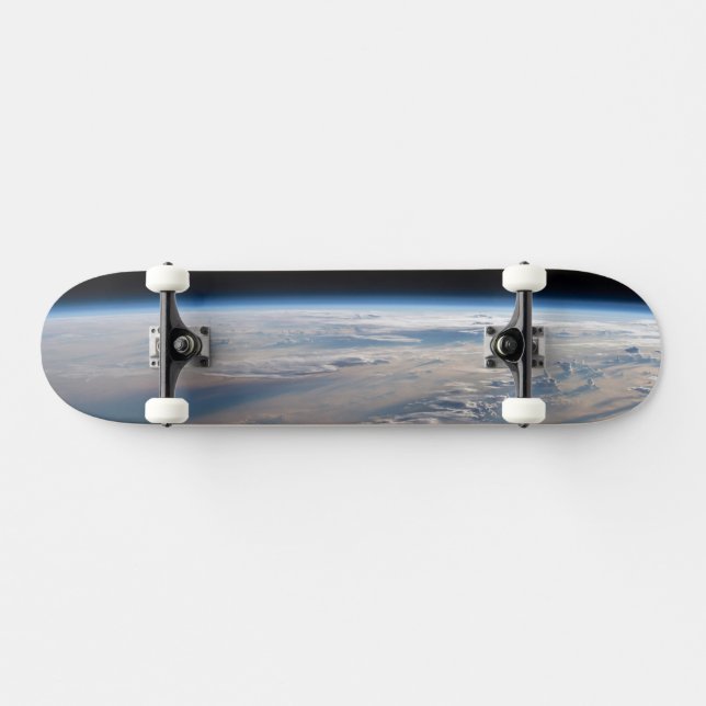 Skateboard Sunrise arroja largas sombras sobre el mar de Fili (Horz)