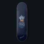 Skateboard Sunset Beach Pineapple Personalizado<br><div class="desc">Una playa con puesta de sol y la forma de una piña en el horizonte que muestra un océano tranquilo. CONSEJO - Acompáñelo con elementos coincidentes como la botella y refrigeradores de bebidas de esta colección. Agregue su nombre o nombre de invitado haciendo clic en el botón "Personalizar" de arriba....</div>