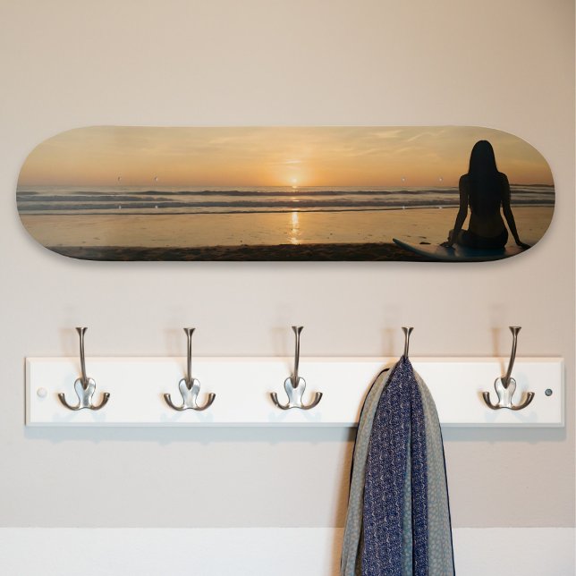 Skateboard Sunset Over a Quiet Beach (Subido por el creador)