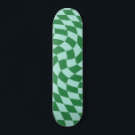 Skateboard Tablero De Cheques De Color Verde Y Azul Retro<br><div class="desc">Diseño moderno y psicodélico retro distorsionado y retorcido en el tablero de ajedrez. Setenta trippy defraudaron los cheques por ti. Patinaje con patinaje de ruedas,  patineta con patines,  patineta a cuadros retro de los años 70</div>