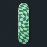 Skateboard Tablero De Cheques De Color Verde Y Azul Retro<br><div class="desc">Diseño moderno y psicodélico retro distorsionado y retorcido en el tablero de ajedrez. Setenta trippy defraudaron los cheques por ti. Patinaje con patinaje de ruedas,  patineta con patines,  patineta a cuadros retro de los años 70</div>