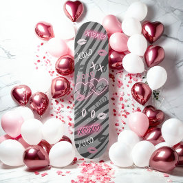Skateboard Tablero de San Valentín de XOXO Girly Gris y Rosa