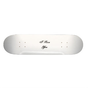 Skateboard Te amo. En una fuente de la escritura. Blanco y